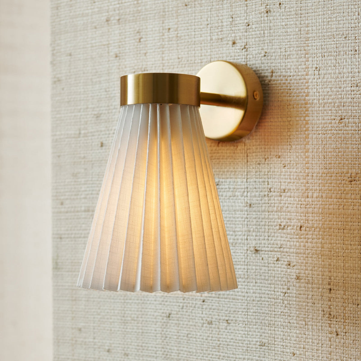 AMORE wall light, white/brass, height 9.64 in, fabric/metal