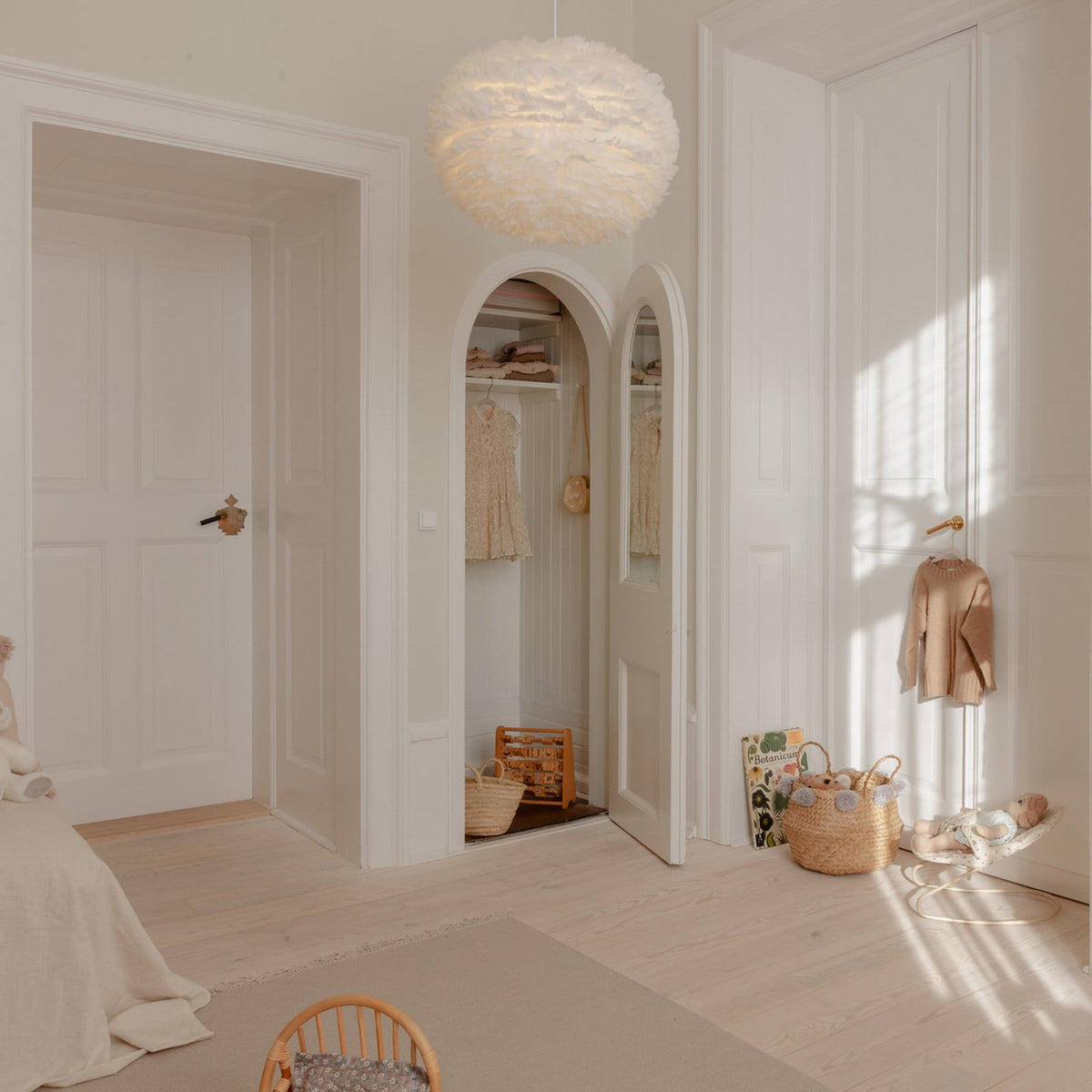 UMAGE Eos Large hanging light, white, Ø 25.6 in, feathers