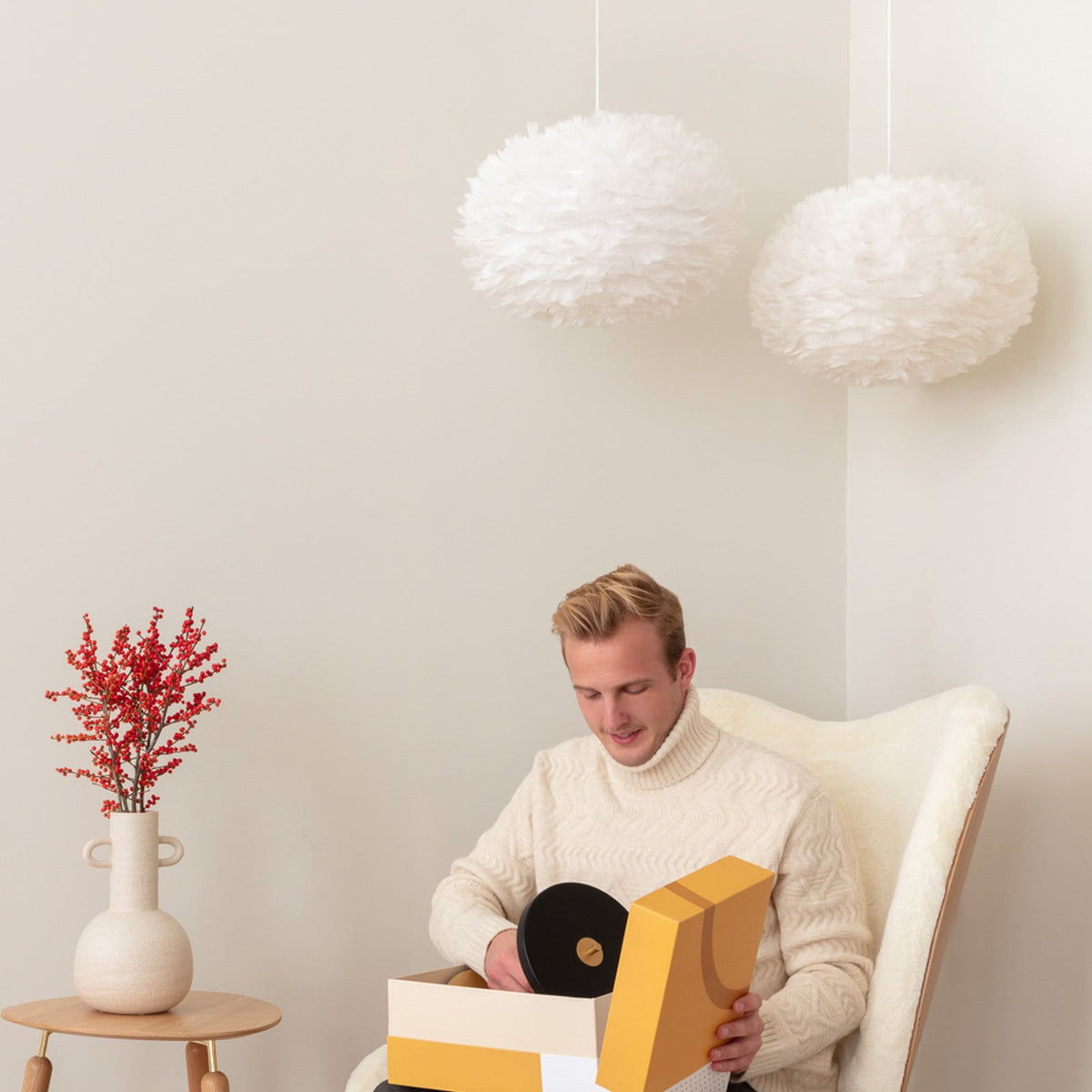 UMAGE Eos Medium Hanging Light, white, Ø 17.7 in, feathers