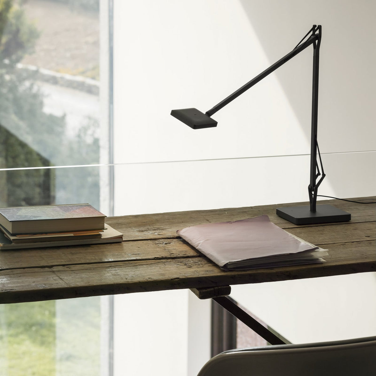FLOS Kelvin LED table lamp, black, aluminium, 3000 K