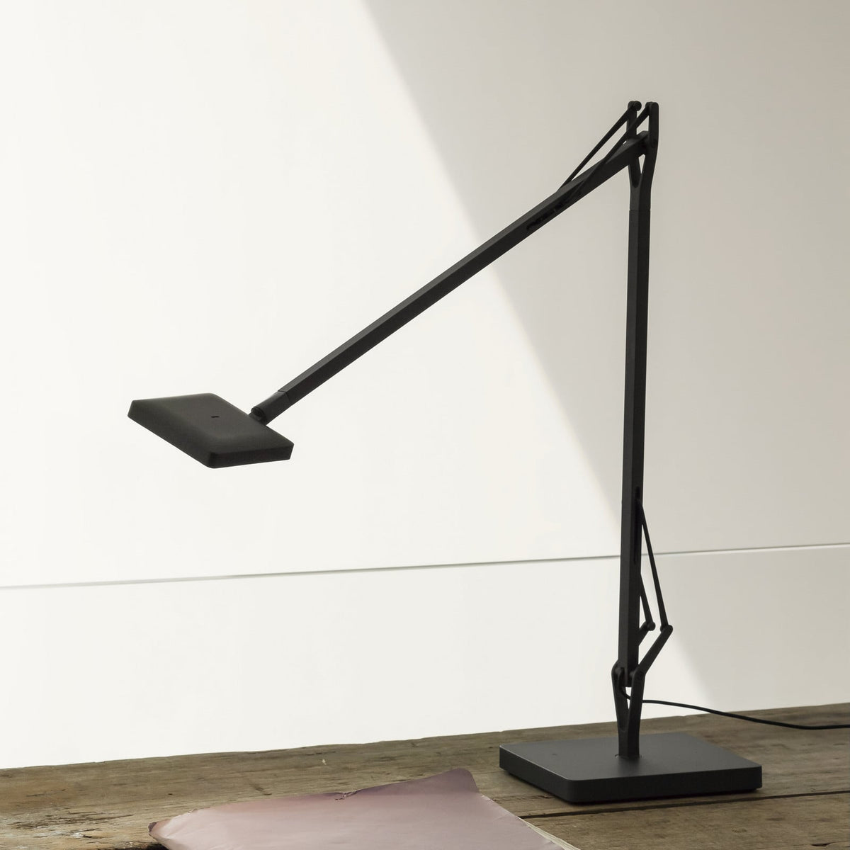 FLOS Kelvin LED table lamp, black, aluminium, 3000 K