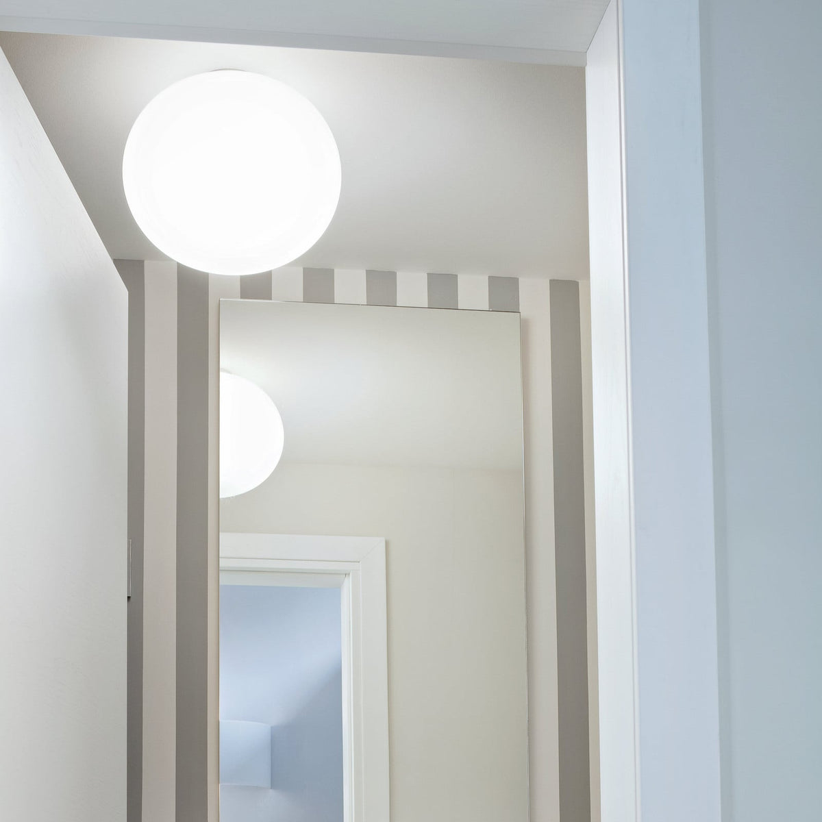 FLOS Glo-Ball C2 ceiling light, white, glass, E26, Ø 45 cm