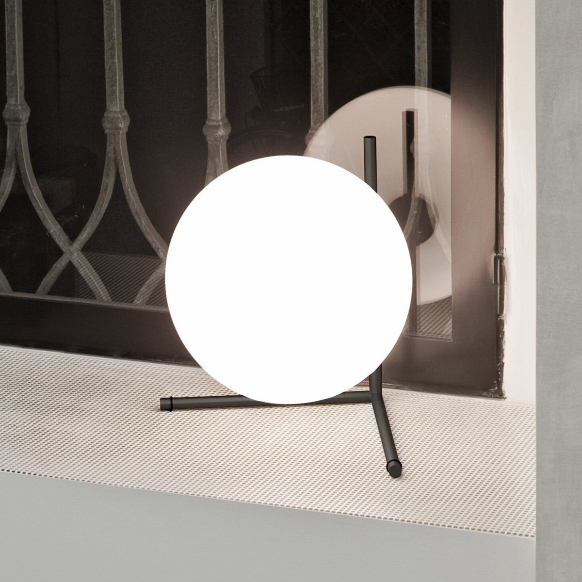 FLOS Ic T2 table lamp, black and white, glass, height 35 cm, E26